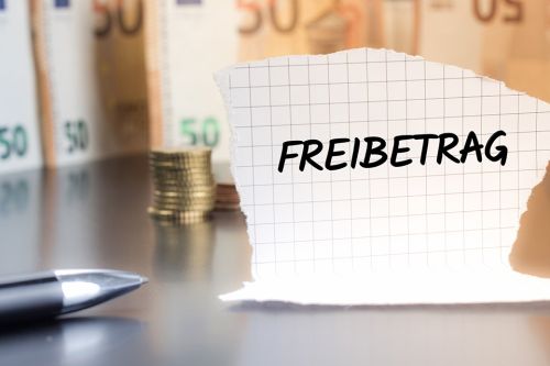 © Eigens - stock.adobe.com Foto: Zettel mit Schriftzug Freibetrag