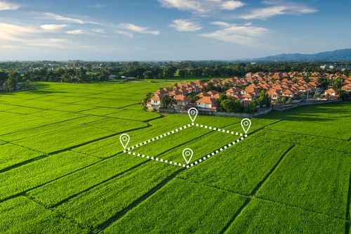 © DifferR - stock.adobe.com Foto: Feld mit aufgezeichneten Grundstück