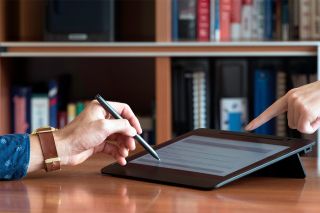 © katja - stock.adobe.com Foto: Personen bedienen Tablet
