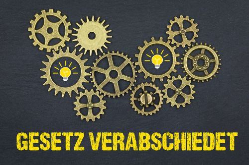 © magele-picture - stock.adobe.com Foto: Zahnräder über Schriftzug GESETZ VERABSCHIEDET