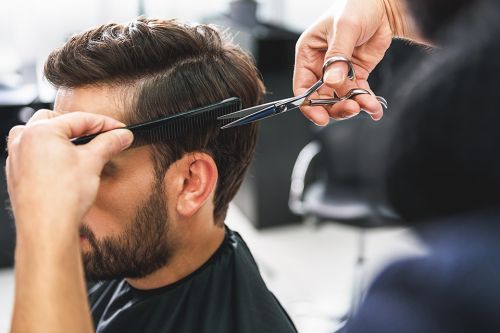 © Yakobchuk Olena - stock.adobe.com Foto: Ein Mann bekommt einen Haarschnitt