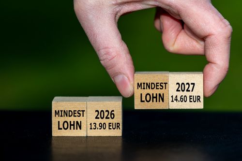 © Frank H. - stock.adobe.com Foto: Holzwürfel mit Mindestlohn